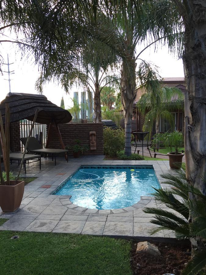 Country Lodge Upington Buitenkant foto