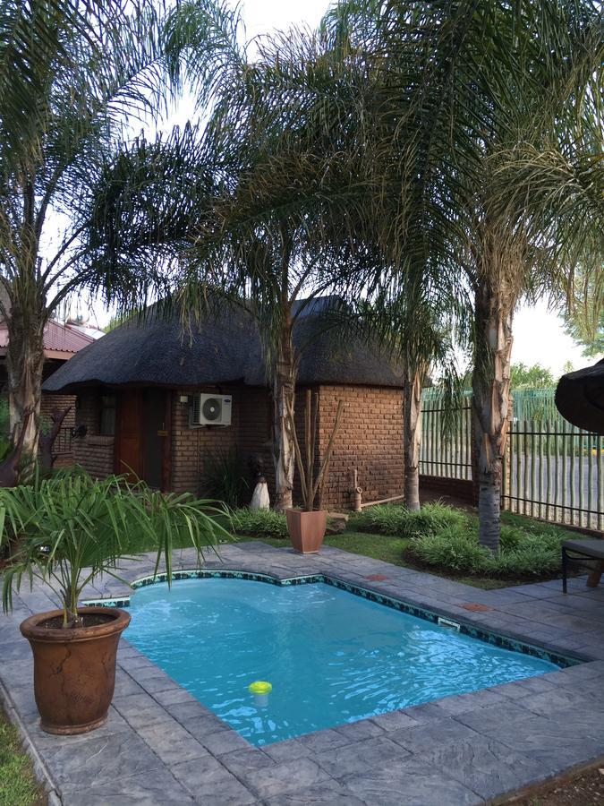 Country Lodge Upington Buitenkant foto