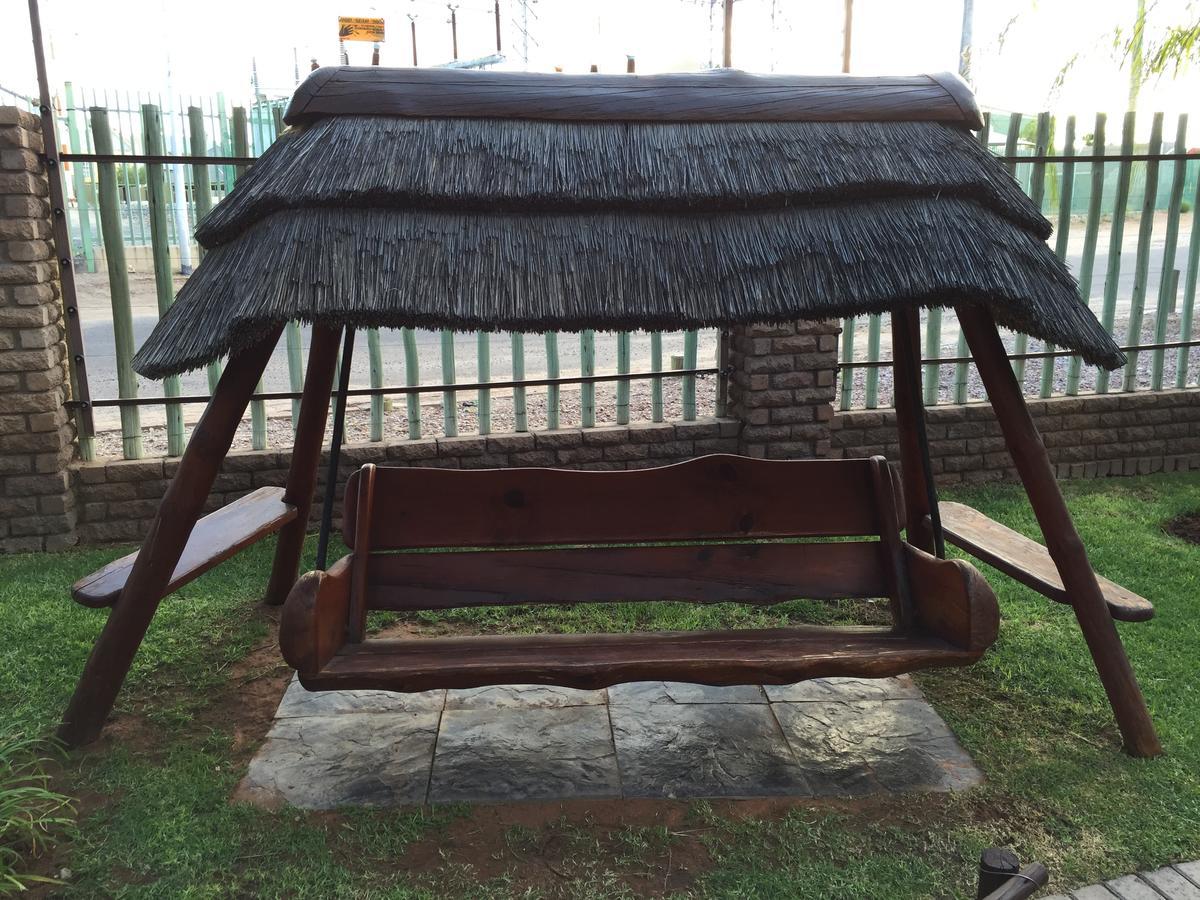 Country Lodge Upington Buitenkant foto