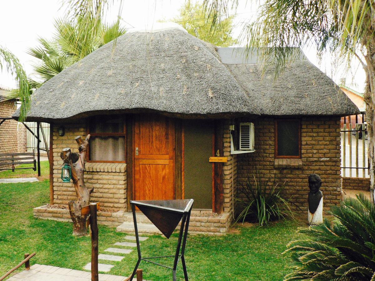 Country Lodge Upington Buitenkant foto