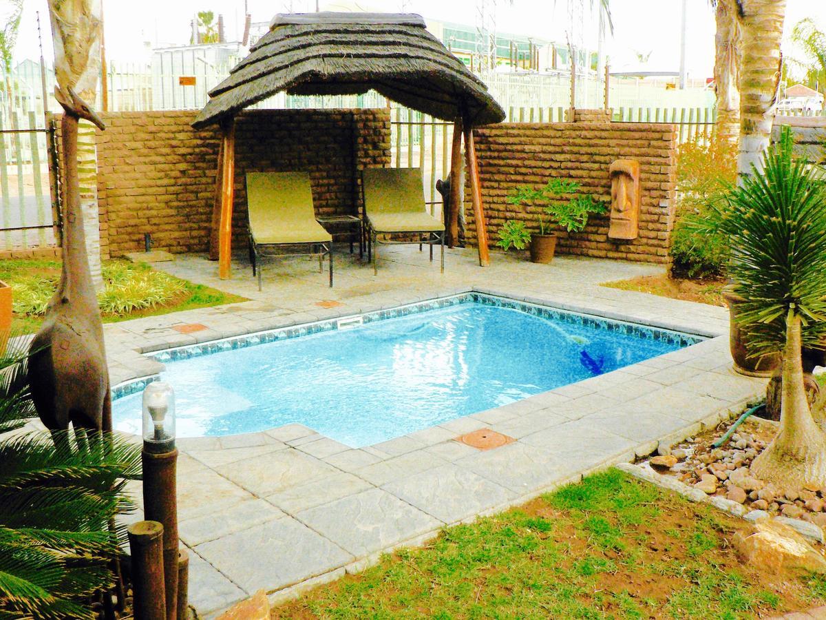 Country Lodge Upington Buitenkant foto
