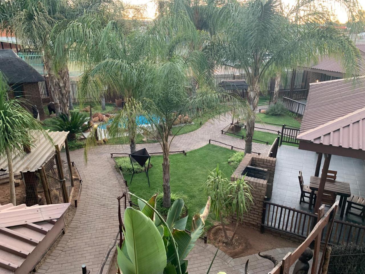 Country Lodge Upington Buitenkant foto