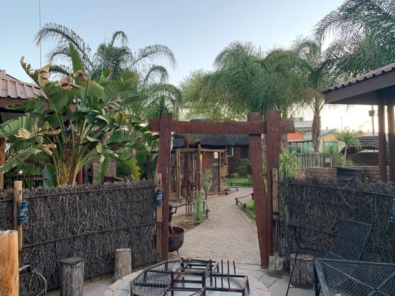 Country Lodge Upington Buitenkant foto