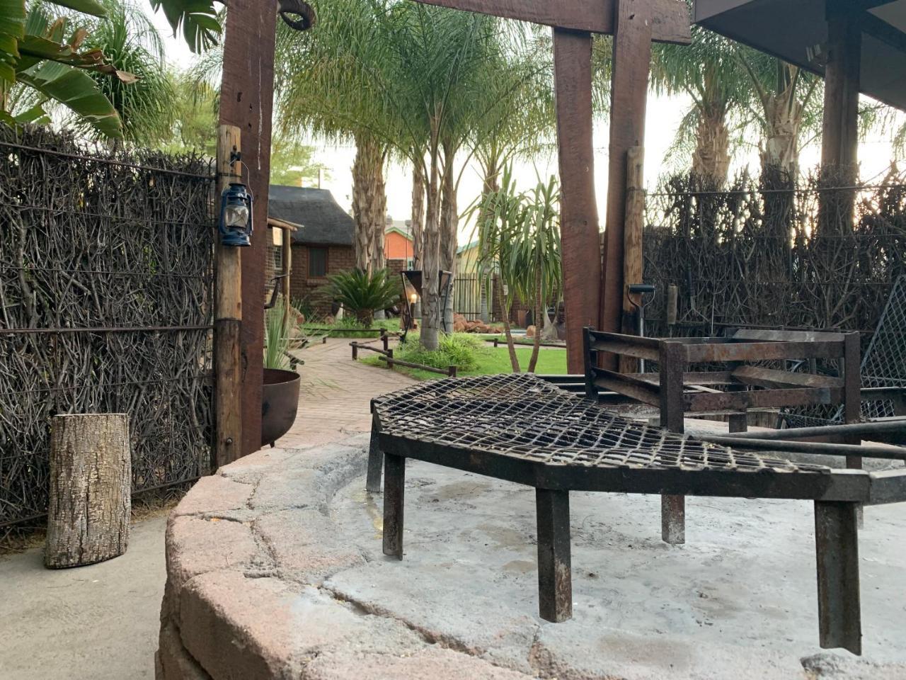 Country Lodge Upington Buitenkant foto