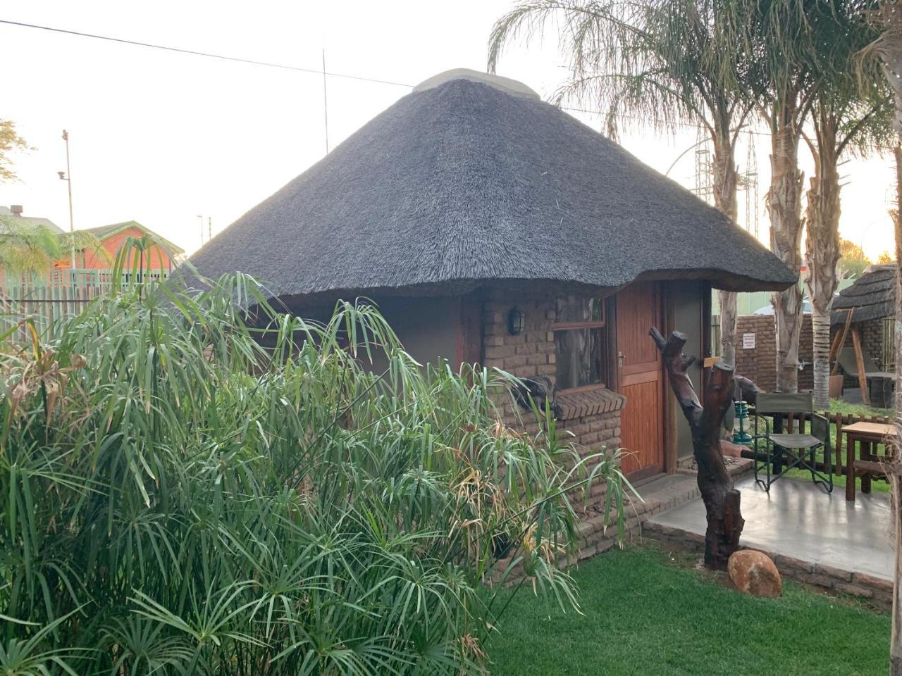 Country Lodge Upington Buitenkant foto