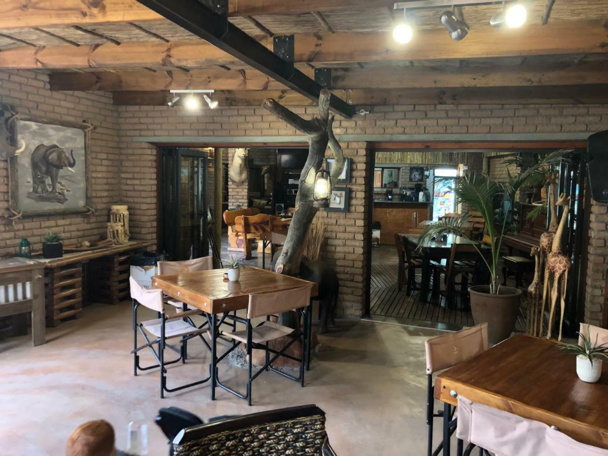Country Lodge Upington Buitenkant foto
