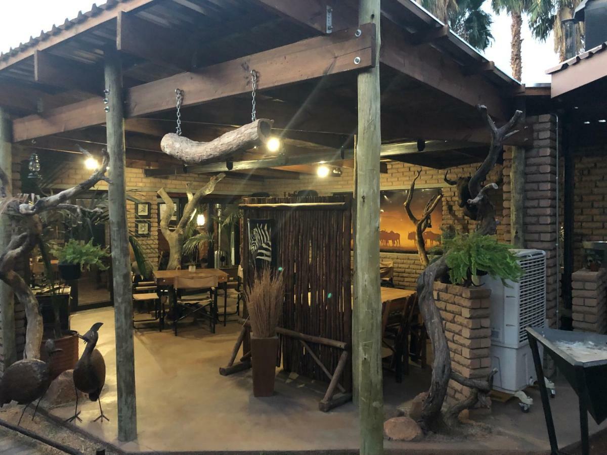Country Lodge Upington Buitenkant foto