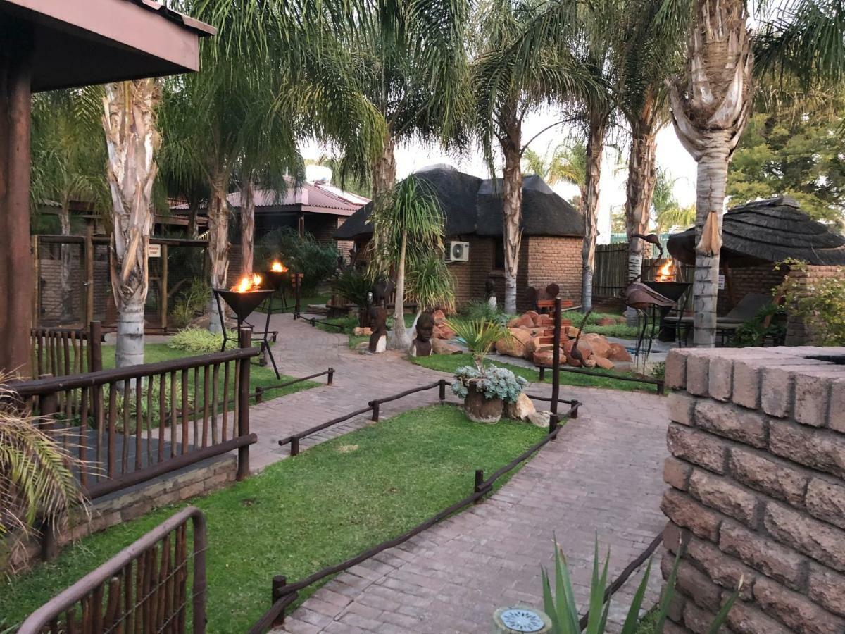 Country Lodge Upington Buitenkant foto