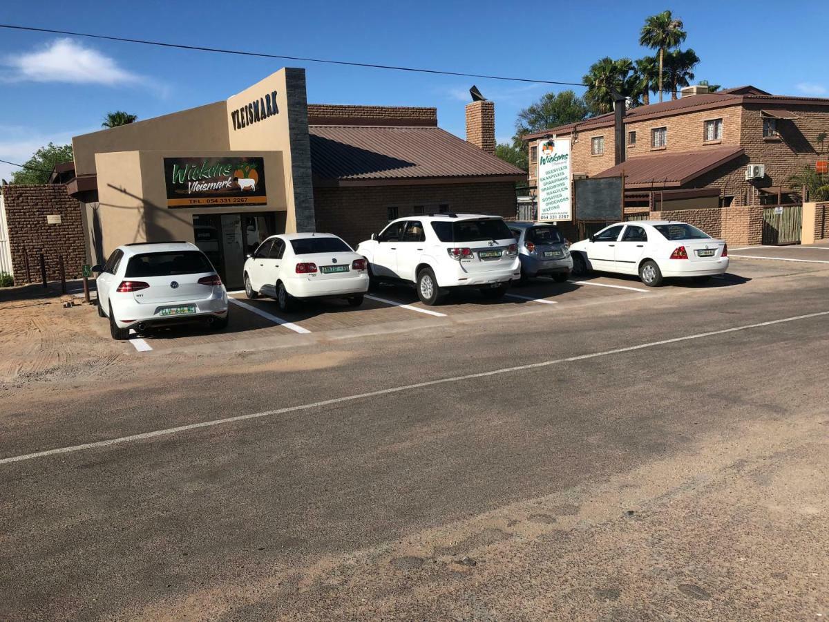 Country Lodge Upington Buitenkant foto