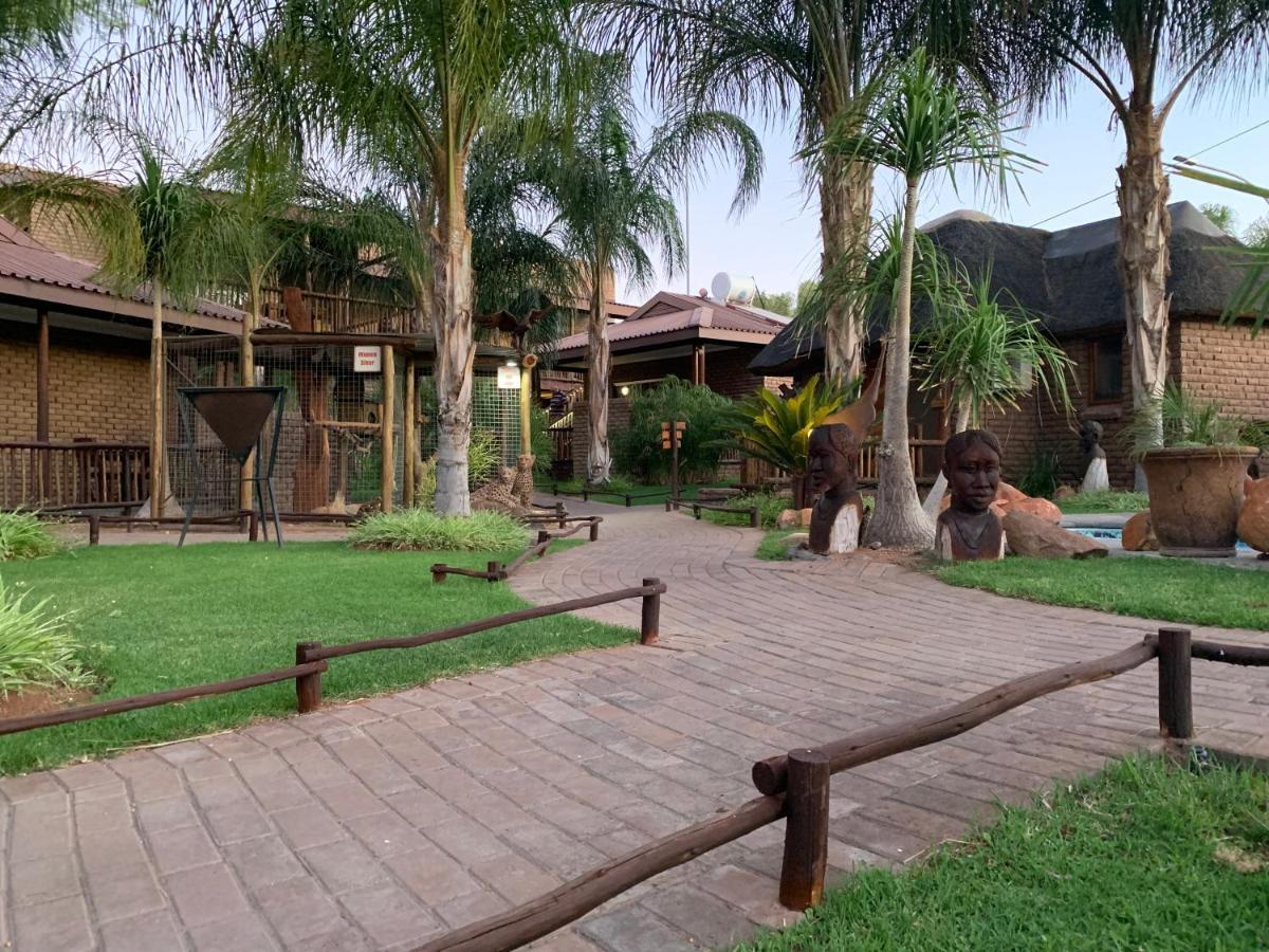 Country Lodge Upington Buitenkant foto
